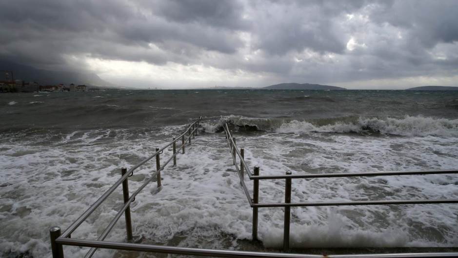 Hrvatska: Orkanska Bura Ruši Stabla Na Području Rijeke, Oštećeni ...